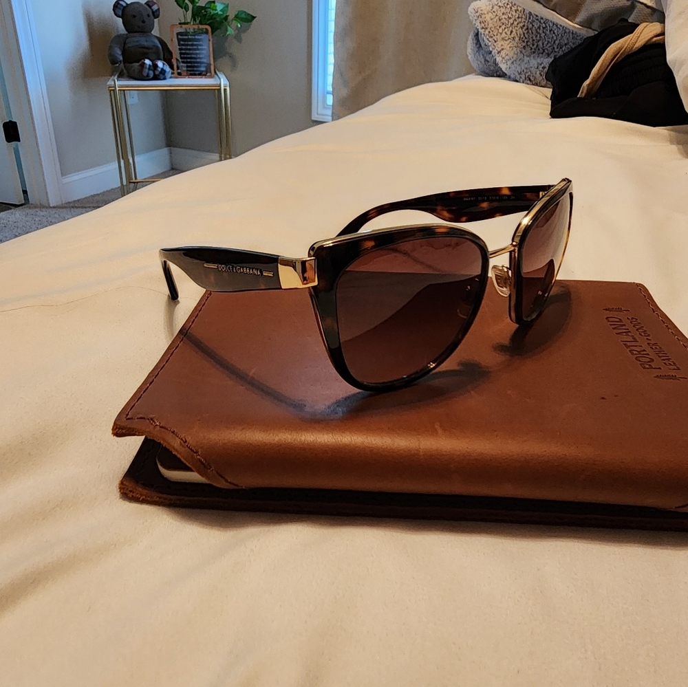 Dolce and Gabbana tortoise cat eye sunnies - Picture 4 of 7